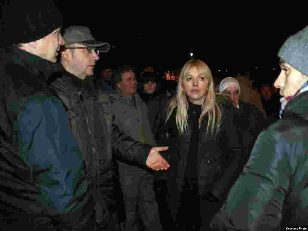 Jovan Divjak uhapšen u Beču zbog slučaja Dobrovoljačka, građani Sarajeva mirnim protestima ispred Austrijskog veleposlanstva traže njegovo oslobađanje. Foto: Nermin Čolić / Radiosarajevo.ba