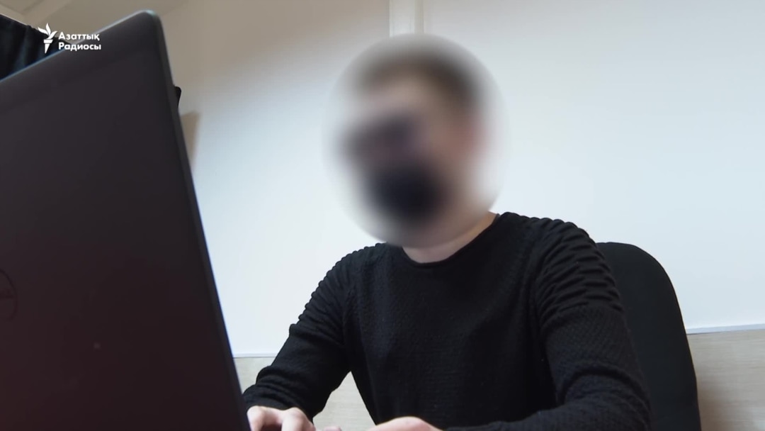 Порно онлайн секс мұғалімі Жігіт әдемі қызға куннилингус жасайды