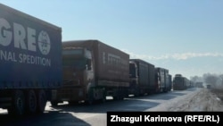 "Ак-Тилек" чек ара бекетинде кезек күткөн унаалар. 4-февраль, 2026-жыл.