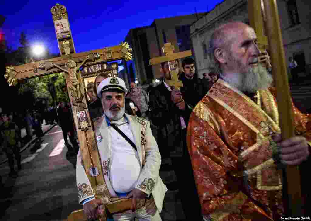 Marchers carry crosses as the procession moves through central Yekaterinburg.&nbsp;