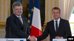 Украина президенті Петр Порошенко (сол жақта) мен Франция президенті Эммануэль Макрон. Париж, 26 маусым 2017 жыл.
