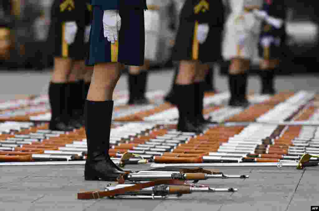 A Chinese military guard of honor waits to welcome the arrival of Uzbek President Shavkat Mirzyaev in Beijing on May 12. (AFP/Greg Baker)