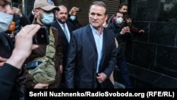 12 травня Медведчук прийшов до Офісу генерального прокурора і заявив, що ознайомився з підозрою, яку йому підготувала генеральна прокурорка