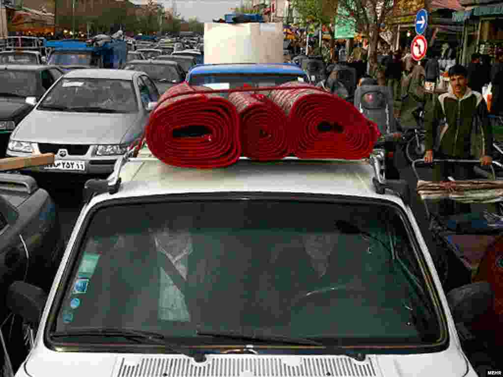 ترافیک در خیابان های منتهی به بازار. عکس از مهر