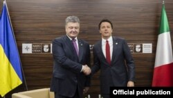 Президент України Петро Порошенко (ліворуч) і прем’єр-міністр Італії Маттео Ренці на саміті НАТО у Варшаві, 9 липня 2016 року