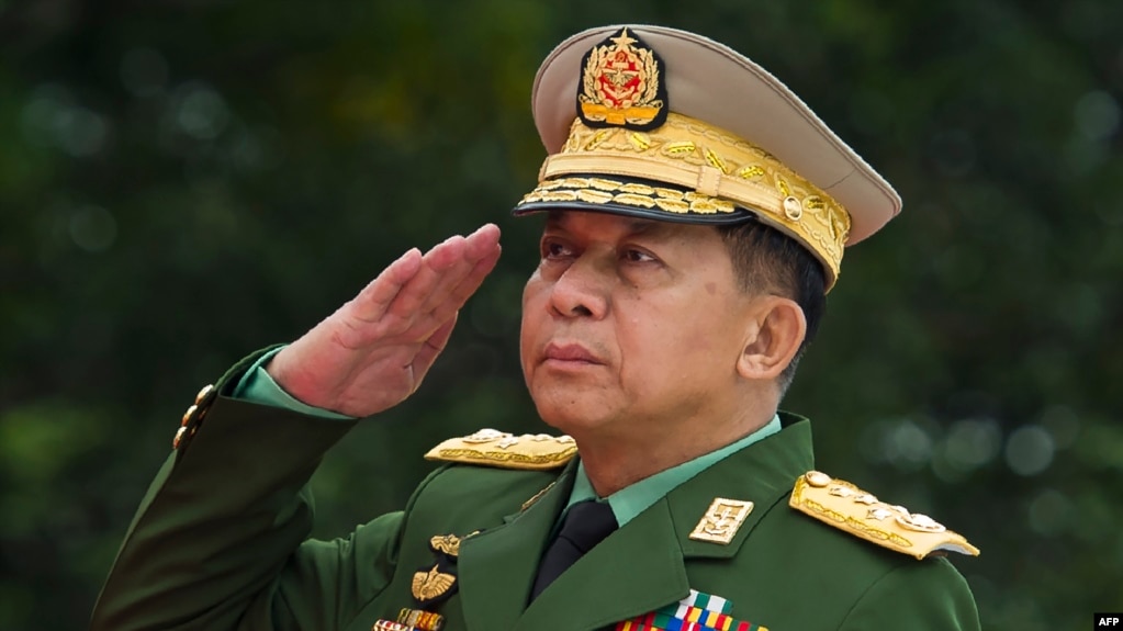 M'yanmadağı äskeri töñkeristiñ basında twrğan general Min Aung Hlayn. 