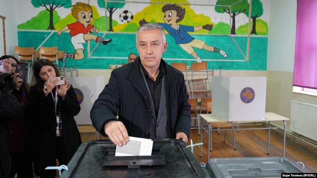 Zllatan Ellek, kryetari i Listës Serbe - partisë së serbëve të Kosovës që gëzon mbështetjen e Beogradit - voton në zgjedhjet lokale të Kosovës në një qendër votimi në Mitrovicën e Veriut, 12 tetor 2025.Lista Serbe udhëhoqi Mitrovicën e Veriut dhe tri komunat e tjera me shumicë serbe në veri deri në nëntor të vitit 2022, kur përfaqësuesit e saj u larguan nga institucionet e Kosovës.Tani, Lista Serbe synon ta kthejë pushtetin në veri të Kosovës përmes zgjedhjeve të kësaj të diele.