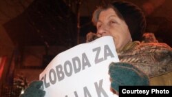 Protest protiv hapšenja Jovana Divjaka ispred austrijske ambasade u Sarajevu, 3. mart 2001. godine 