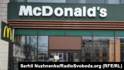 У «Макдональдзі» в Україні основною мовою комунікації є українська, пояснює пресслужба компанії. Це влаштовує не всіх