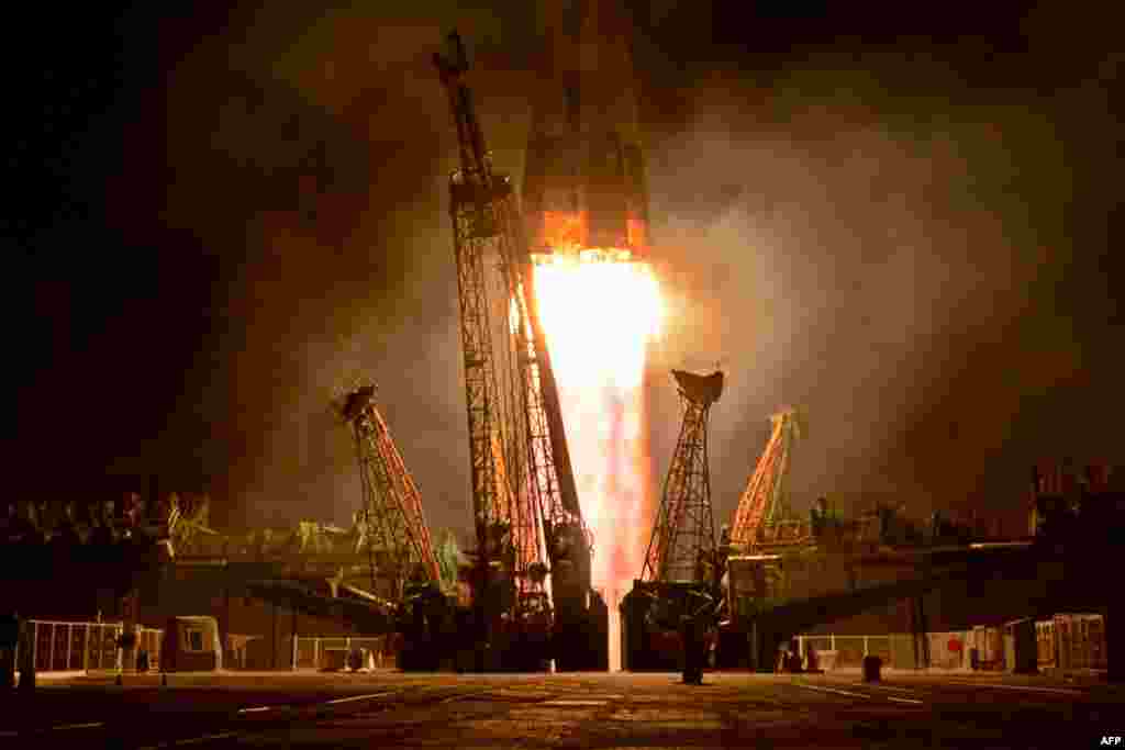 Russia&#39;s Soyuz TMA-09M spacecraft blasts off from the Russian-leased Baikonur Cosmodrome in Kazakhstan early on May 29. The capsule -- carrying a Russian, American, and an Italian -- docked a short time later with the International Space Station. (AFP/Kirill Kudryavtsev)