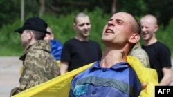 Un prizonier de război ucrainean, fericit după un schimb cu Rusia într-o locație necunoscută, pe 9 iunie 2025.