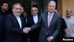 عباس عراقچی و یوسف رجی هنگام خروج از وزارت خارجه در بیروت، لبنان، خرداد ۱۴۰۴