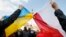 Польша мен Украина туларын біріктіріп ұстап тұрған адамдар. Варшава, 23 ақпан 2014 жыл.
