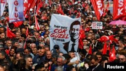 Një protestë kundër arrestimit të kryetarit të Stambollit, Ekrem Imamoglu. 29 mars 2025.
