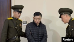Хен Су Лим в суде Пхеньяна. Снимок опубликован официальным информационным агентством Северной Кореи (ЦТАК) 16 декабря 2015 года. 