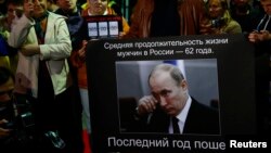 Акція протесту проти режиму Путіна біля посольства Росії у Варшаві в день народження російського президента, 7 жовтня 2014 року