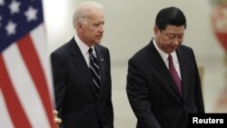 2011 жылы АҚШ вице-президенті болған Джо Байден (сол жақта) және Қытай басшысы Си Цзиньпин. 