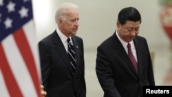 Președintele american Joe Biden, împreună cu omologul său din China, Xi Jinping, în timpul întâlnirii de la Beijing, în 2011. O analiză publicată de Politico arată că măsurile luate de administrația Biden sunt mai dure decât cele hotărâte de republicanul Donald Trump. 