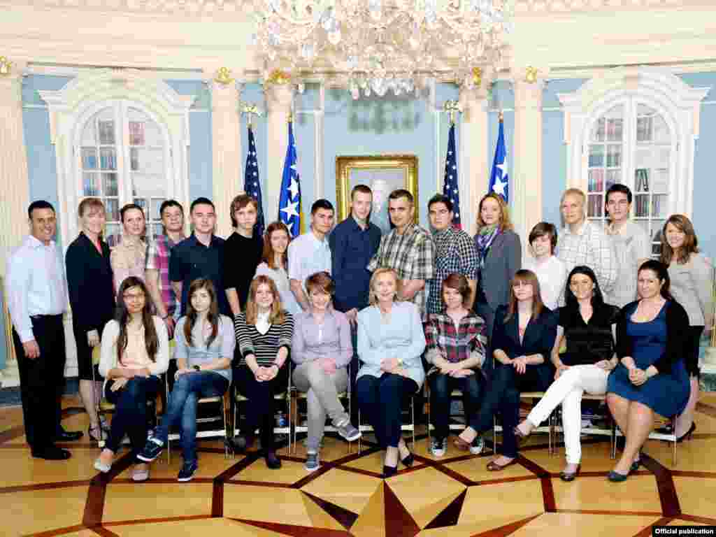 SAD - Državna tajnica Hillary Clinton sastala se sa srednjoškolcima i njihovim nastavnicima iz BiH koji su sudjelovali u razmjeni programa za mlade, u organizaciji State Department-a, Washington, 28.04.2011.
