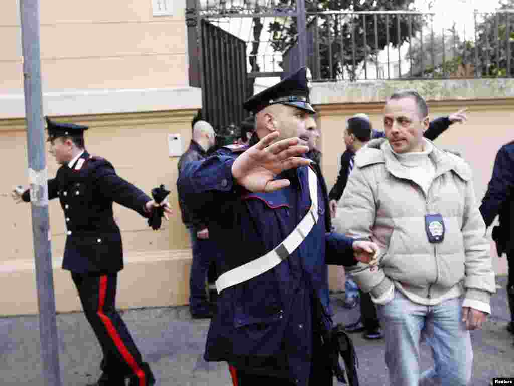 Dy persona u plagosën në shpërthime të ndara në ambasadën e Kilit dhe atë të Zvicrës në Romë...