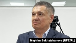 Elge Qaitaru қорының жетекшісі Оразалы Ержанов өзіне сот шығарған үкімді тыңдап тұр. Алматы, 22 мамыр, 2026 жыл.