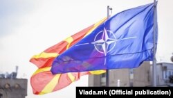 Знамињата на Северна Македонија и на НАТО пред зградата на македонската влада