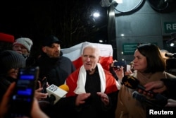 Алесь Беляцький біля посольства США у Вільнюсі одразу після прибуття до Литви після звільнення з білоруської в’язниці. Поруч з ним лідерка демократичної опозиції Білорусі Світлана Тихановська