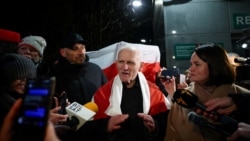 Ales Bialiațki (centru), opozant din Belarus, eliberat în urma intervenției SUA, vorbind cu presa la Vilnius, pe 13 decembrie 2025. 
