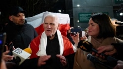 Ales Bialiațki (centru), opozant din Belarus, eliberat în urma intervenției SUA, vorbind cu presa la Vilnius, pe 13 decembrie 2025. 