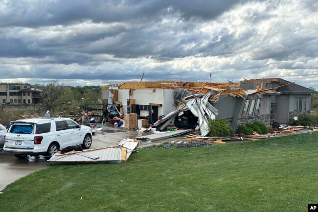 Një shtëpi e dëmtuar nga tornado në Benington, Nebraska, SHBA, të premten më 26 prill 2024.