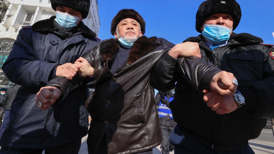 Үйде менің əйелім есекке сиып кетеді.