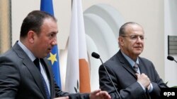 Kiparski šef diplomatije Ioannis Kasoulides (D) i Igor Crnadak (L), na press konferenciji u Nikoziji 