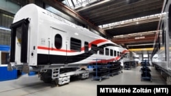 Az egyiptomi nemzeti vasúttársaságnak készülő vasúti személykocsik a Dunakeszi Járműjavítóban 2021. május 3-án