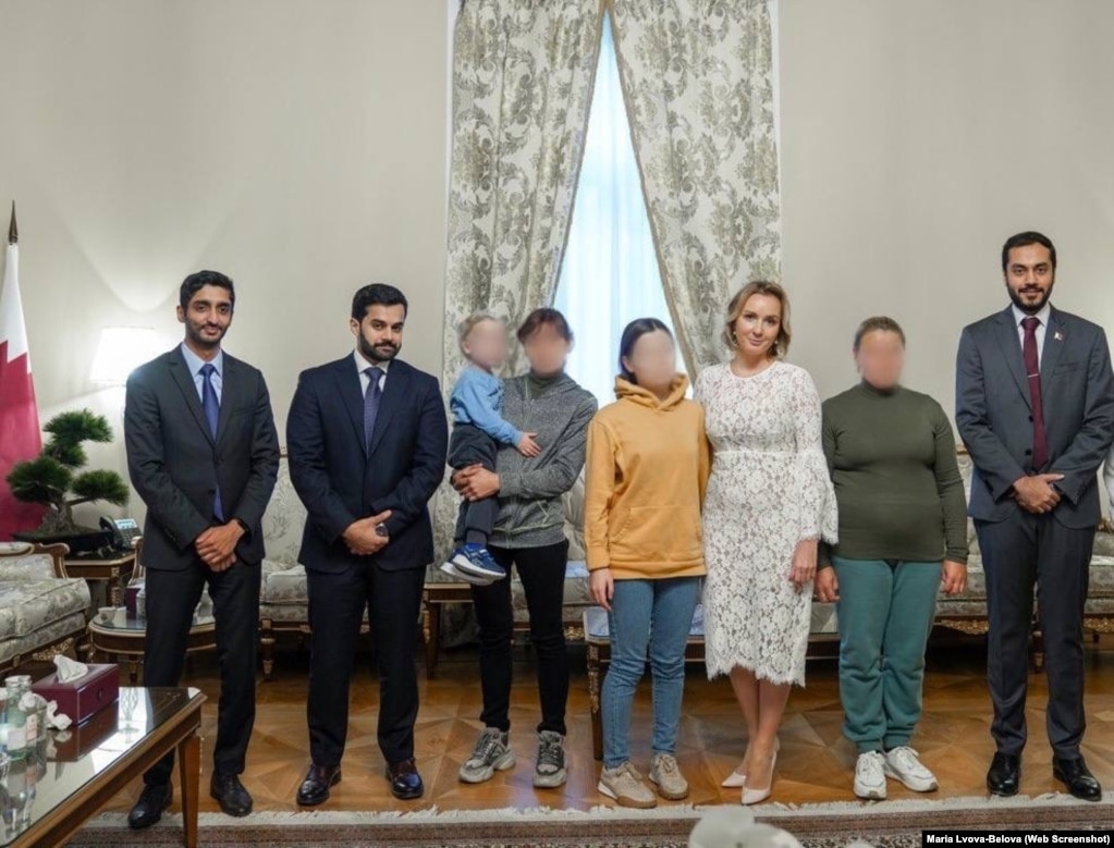 Ольга й Вітя в посольстві Катару на зустрічі з катарськими дипломатами й Марією Львовою-Бєловою (в білому) в жовтні 2023-го