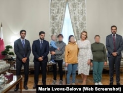 Ольга и Витя в посольстве Катара на встрече с катарскими дипломатами и Марией Львовой-Беловой (в белом) в октябре 2023-го