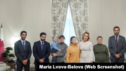 ოლგა და ვიტია კატარის საელჩოში კატარის დიპლომატებთან და მარია ლვოვა-ბელოვასთან (თეთრებში) შეხვედრის დროს, 2023 წლის ოქტომბერი.