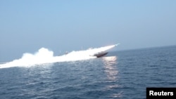 Ирандын түштүгүндөгү машыгуу учурунда учурулган ракета. 