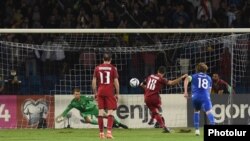 Капитан сборной Армении по футболу Генрих Мхитарян реализует пенальти в ворота сборной Лихтенштейна в матче отборочного турнира ЧМ-2022 в Ереване, 8 сентября 2021 г.