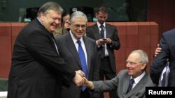 Грецькі міністр фінансів Евангелос Венізелос та прем’єр Лукас Пападімос вітаються з міністром фінансів Німеччини Вольфґанґом Шойбле