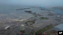 Consecințele valului tsunami la Severo-Kurilsk, în regiunea rusă Kamceatka (stop cadru dintr-un video distribuit de Academia de Științe a Rusiei)