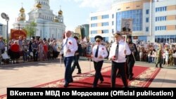 Глава МВД Мордовии с портретом Кудашкина