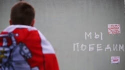 Біля народного меморіалу в пам’ять про вбитого Романа Бондаренка. Мінськ, «Площа змін». 15 листопада 2020 року