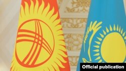 Кыргызстан менен Казакстандын мамлекеттик туусу. 