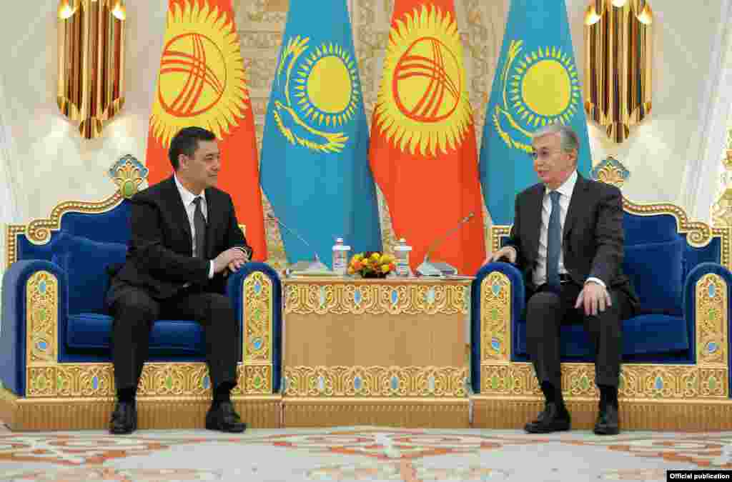 Президент Жапаров Казакстандын президенти Касым-Жомарт Токаев менен жолукту.&nbsp;