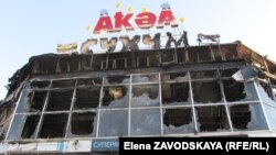 Один из руководителей «Сухум-маркета» сообщил, что во время пожара выгорело примерно 300 квадратных метров площади