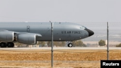 Un avion Boeing KC-135 Stratotanker al Forțelor Aeriene ale SUA rulează pe pista bazei aeriene Moron din Moron de la Frontera, sudul Spaniei (arhivă).