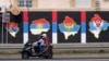 Motociklista u Beogradu prolazi pored murala koji prikazuje mape BiH, Severne Makedonije, Kosova i Crne Gore u bojama srpske zastave (26. avgust 2021. godine)