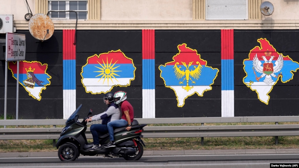 Motociklista u Beogradu prolazi pored murala koji prikazuje mape BiH, Severne Makedonije, Kosova i Crne Gore u bojama srpske zastave (26. avgust 2021. godine)