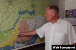 Андрій Пузанов показує на мапі низини Херсонщини, які періодично підтоплюються через сильні опади