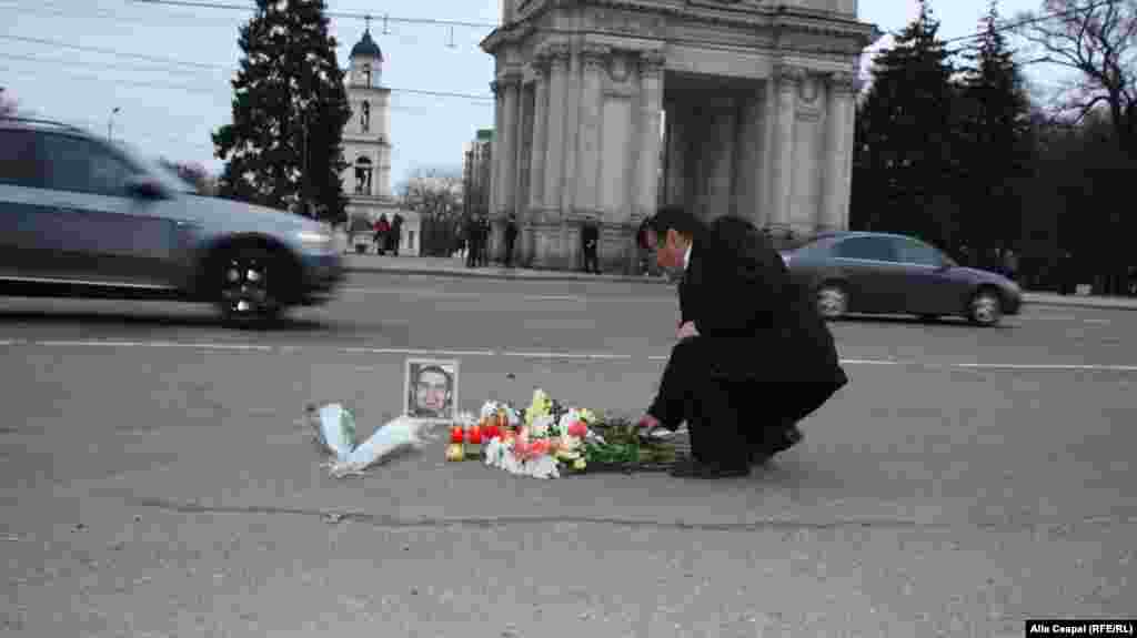 Victor Boboc pune flori &icirc;n locul unde a fost ucis fiul său Valeriu Boboc la 7 aprilie 2009